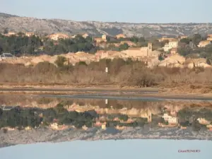 Reflexion des Dorfes auf dem See von La Palme