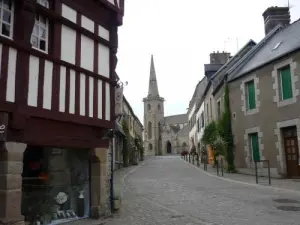 Street to the church of La Roche-Derrien