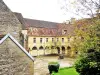 La Roche-Morey - Cour du cloître de l'ancienne abbaye des Bénédictins (© J.E)