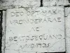 La Roche-Morey - Inscription au-dessus du porche de l'église de La Roche-Moray (© J.E)