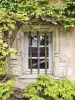 La Roche-Morey - Fenêtre ancienne avec encadrement sculpté (© J.E)