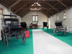 Collectie paardenkoetsen in de Haras de la Vendée
