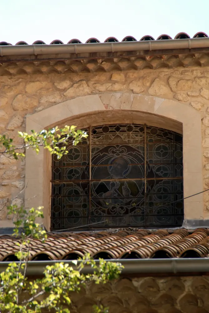 La Roque-d'Anthéron - Vitral de la iglesia con vistas a la plaza de la Virgen