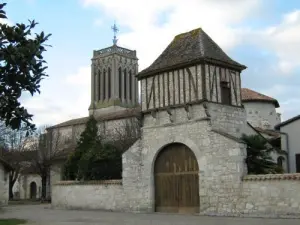 Church and dovecote at La Sauvetat-du-Dropt