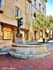 Bains-les-Bains - Fontaine devant l'hôtel de ville (© Jean Espirat)