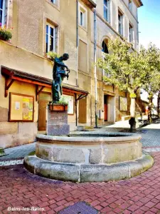 Bains-les-Bains - Fountain in front of the town hall (© Jean Espirat)