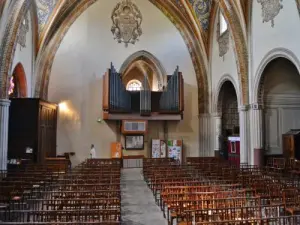 Interieur van de kerk Saint-Thyrs