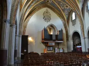 Interieur van de kerk Saint-Thyrs