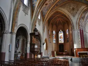 Interieur van de kerk Saint-Thyrs