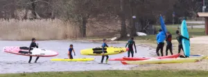 Alquiler de canoas y windsurf.