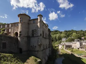 Das Bourbon-Malause Schloss, im Herzen des Dorfes