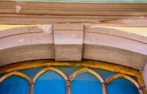 Lintel van de deur van het voormalige relais van het koninklijk postkantoor (© J.E)