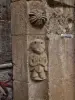 Detail van het portaal van de Notre-Dame de Mailhat