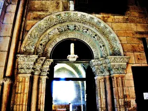 carved Portico of the Blessed Sacrament Chapel in the Cathedral (© Jean Espirat)