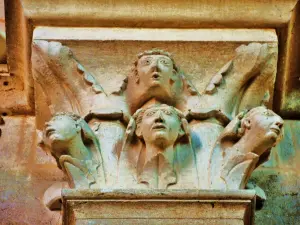 大聖堂のカル・ド・ランペに彫られた頭（©Jean Espirat）