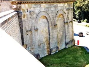 城壁の上から見たガロ＝ローマンの弧（©Jean Espirat）
