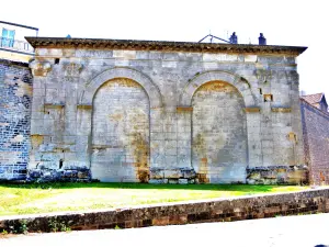 Gallo-Roman arch, seen from the foot of the walls (© Jean Espirat)