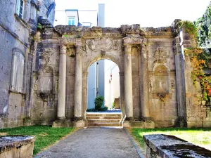 of the former chapel of the Ursuline convent Portal (© Jean Espirat)