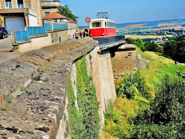 Rampart East and former rack railway (© Jean Espirat)