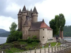 Château de Val sur la commune de Lanobre