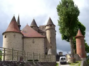 Château de Val sur la commune de Lanobre