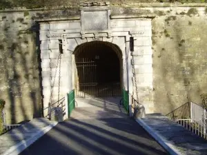 ヘンリー4世の城塞の門