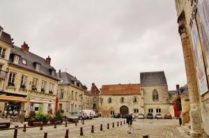 laon tourism holiday guide