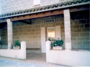 Mairie, porche d'entrée face à l'église de Moirax