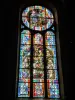 Stained glass window in the choir of the church (© JE)