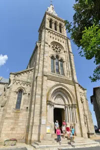 igreja Lapte com sua torre de sino: a Varanda da Velay