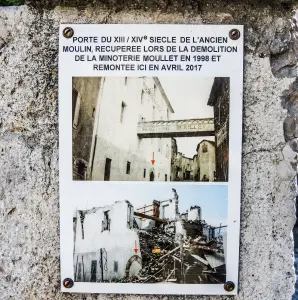 Informationen zur Tür der alten Mühle (© JE)