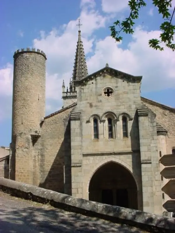 Iglesia Notre-Dame-des-Pommiers - Monumento en Largentière