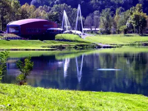 Lake Laroin en de voetgangersbrug over de Gave de Pau