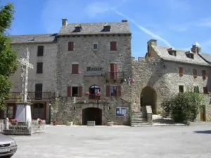 Vabre-Tizac - Place du village de Vabre, stadhuis