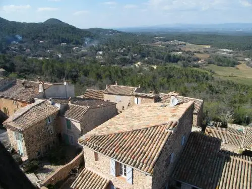 Le Cannet-des-Maures - Toits du Vieux Cannet et vue sur la plaine des Maures