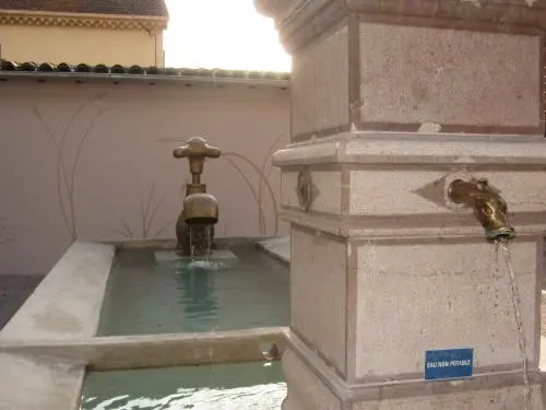 Le Cannet-des-Maures - Lavoir et ses oeuvres d'art