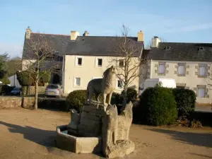 Estátua de lobos na praça