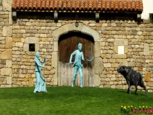 Estatua de la bestia en la entrada del pueblo junto a Saint-Chely