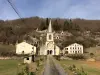 Iglesia Raynaude coronado por un cruce de caminos