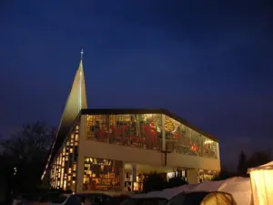 Église Saint-Thibaut de nuit (© Ville du Pecq)