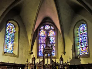 Stained glass windows in the apse of the church (© JE)