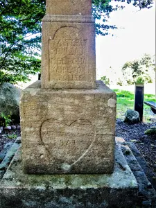 Pedestal, dated 1741, of the cross of Basse du Seux (© JE)