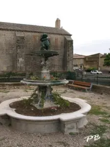 Oude fontein dichtbij de kerk