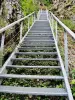 L'impressionnant escalier d'accès à la cascade (© J.E)