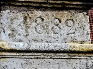 Date, sur la colonne de la fontaine du haut (© J.E)