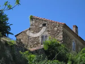 Una meridiana incorporata in una casa a Léotoing