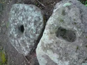 Old millstones at mas Viel (SI © Raspes Tarn)