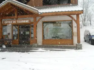 Das Amt für Tourismus Vénosc unter Schnee
