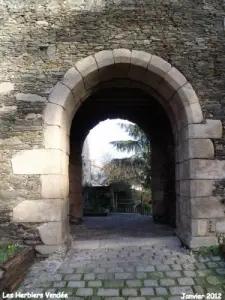 Porte donnant accès aux jardins Coria