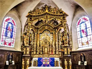 Altar mayor y retablo de la iglesia (© JE)